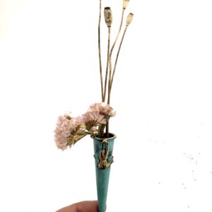 portaflores de bronce con figurita de chica hecho por carlos tellechea en su taller en soller mallorca